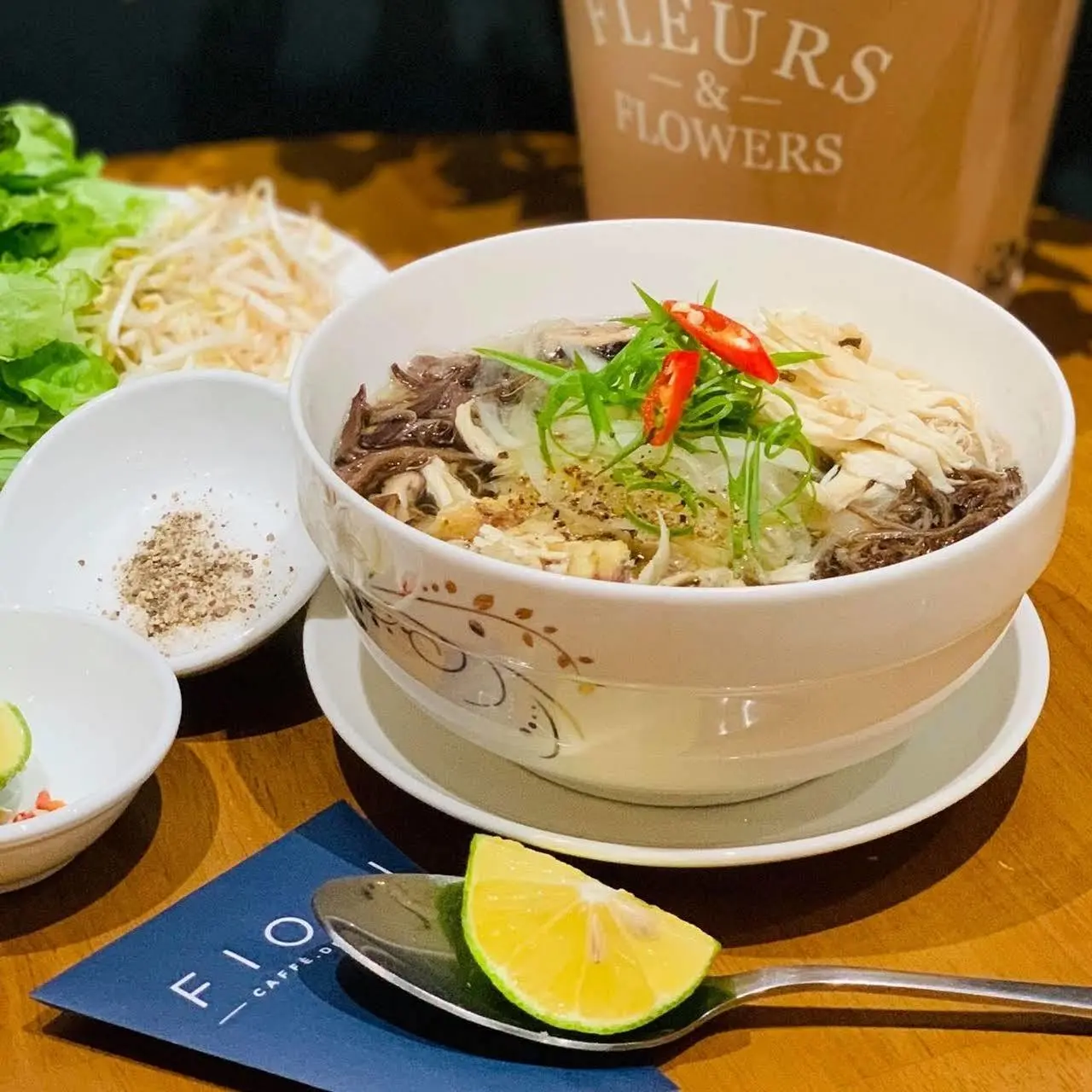 Fiori Caffe Dessert - C&oacute; một trời &Acirc;u xinh đẹp giữa l&ograve;ng Hạ Long 6