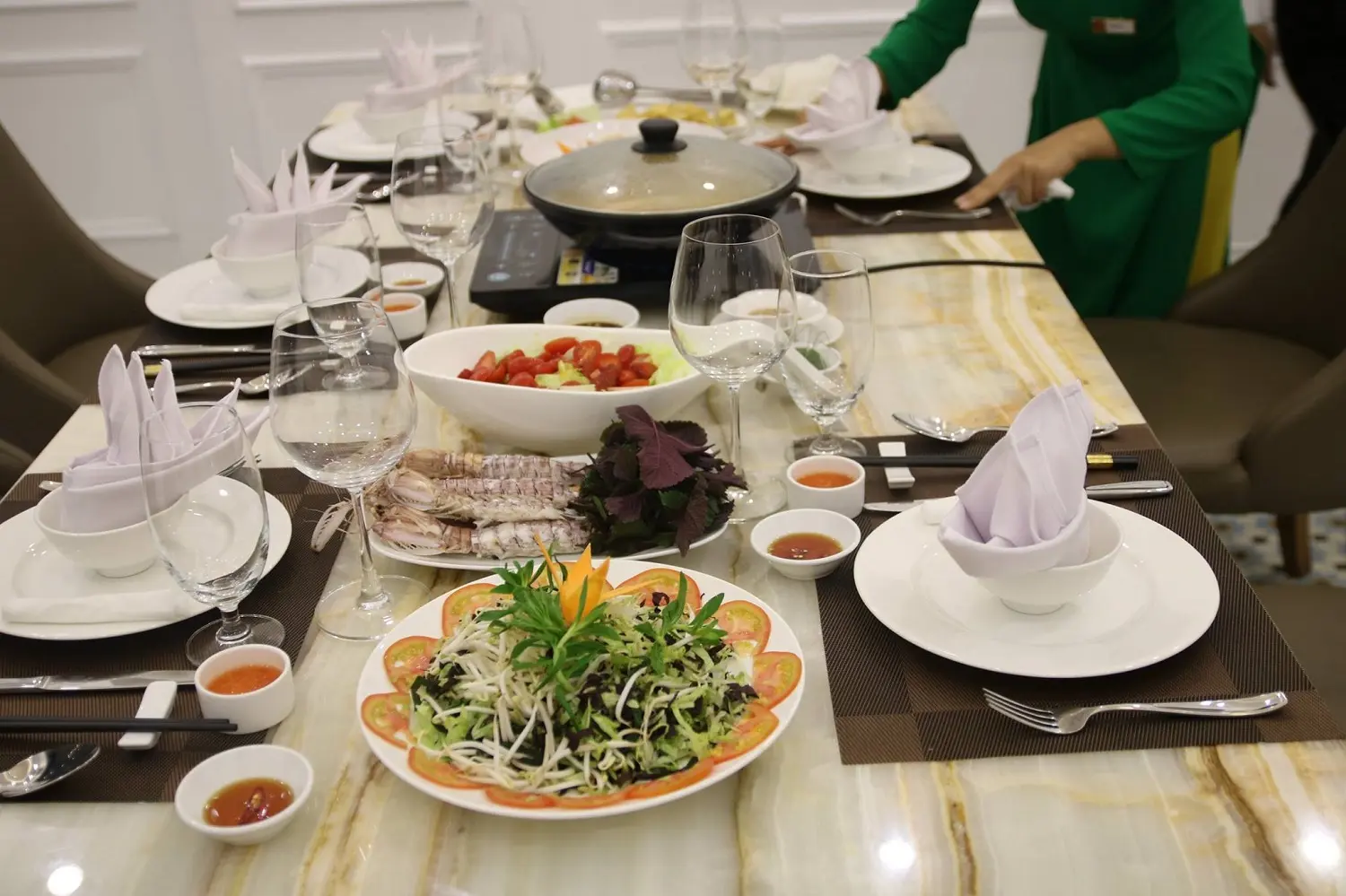 Nh&agrave; h&agrave;ng Ho&agrave;ng Qu&acirc;n &ndash; Nh&agrave; h&agrave;ng uy t&iacute;n v&agrave; chất lượng với gi&aacute; cả nhẹ nh&agrave;ng 4