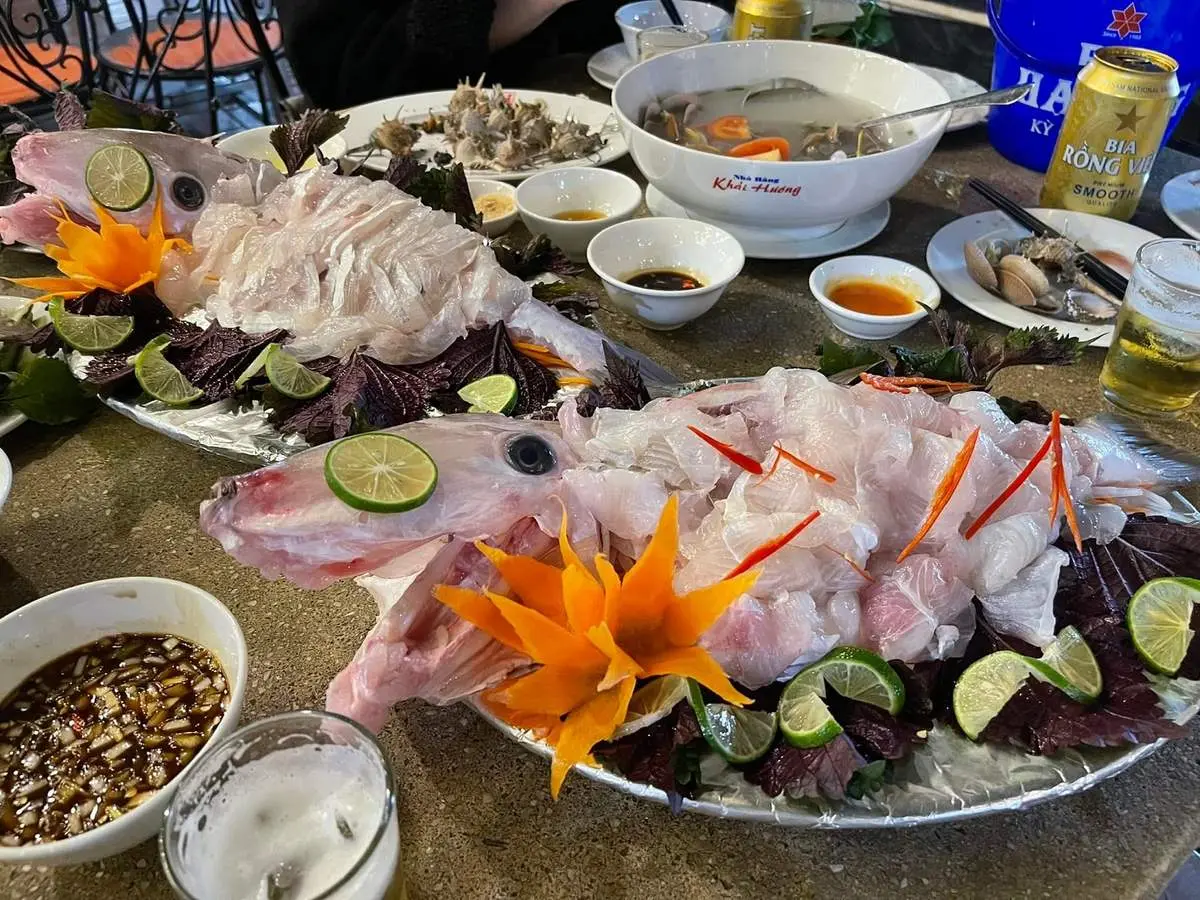 Nh&agrave; h&agrave;ng Khải Hương &ndash; 'B&aacute;n đảo' hải sản nhỏ xinh với view to&agrave;n Vịnh Cửa Lục 18