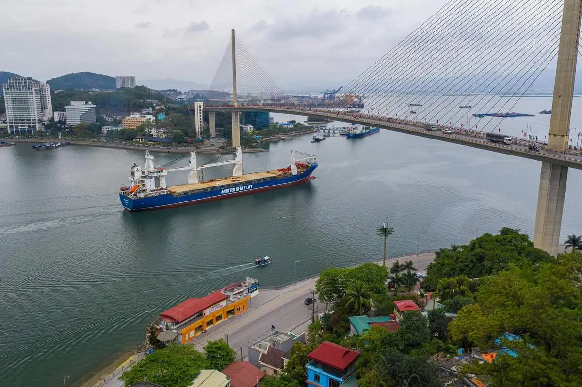 Nh&agrave; h&agrave;ng Khải Hương &ndash; 'B&aacute;n đảo' hải sản nhỏ xinh với view to&agrave;n Vịnh Cửa Lục 3