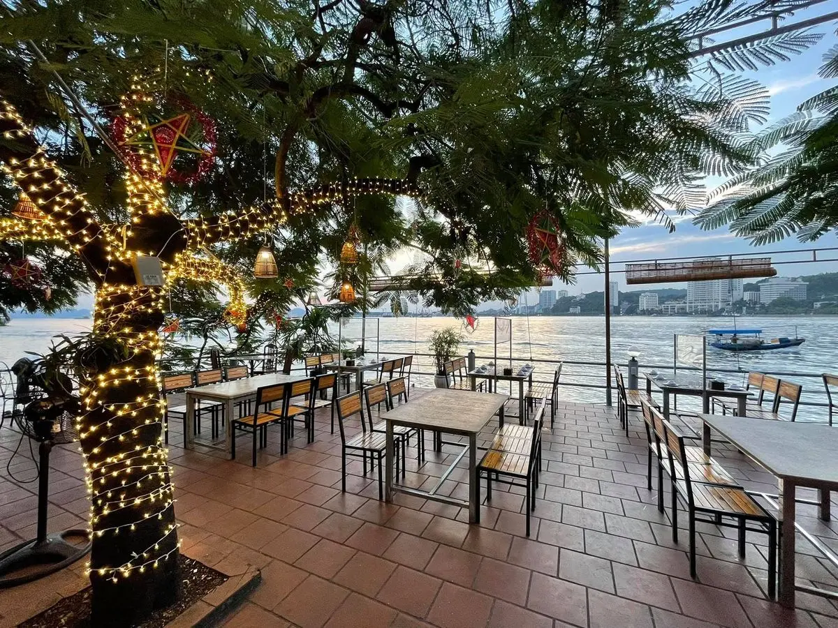 Nh&agrave; h&agrave;ng Khải Hương &ndash; 'B&aacute;n đảo' hải sản nhỏ xinh với view to&agrave;n Vịnh Cửa Lục 14
