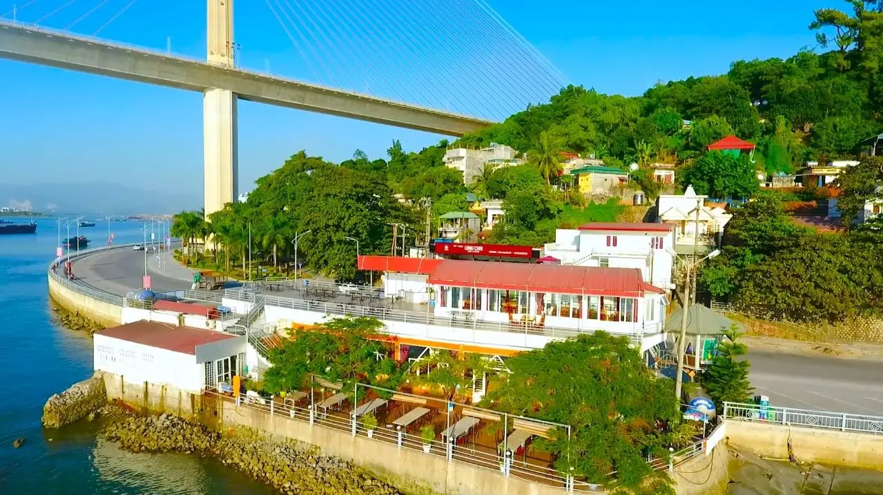 Nh&agrave; h&agrave;ng Khải Hương &ndash; 'B&aacute;n đảo' hải sản nhỏ xinh với view to&agrave;n Vịnh Cửa Lục 25