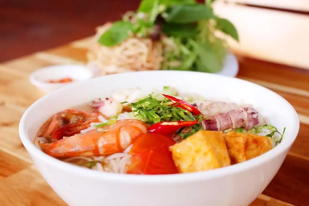 Thả ga thưởng thức m&oacute;n ngon ở c&aacute;c qu&aacute;n ăn vặt Hạ Long 8