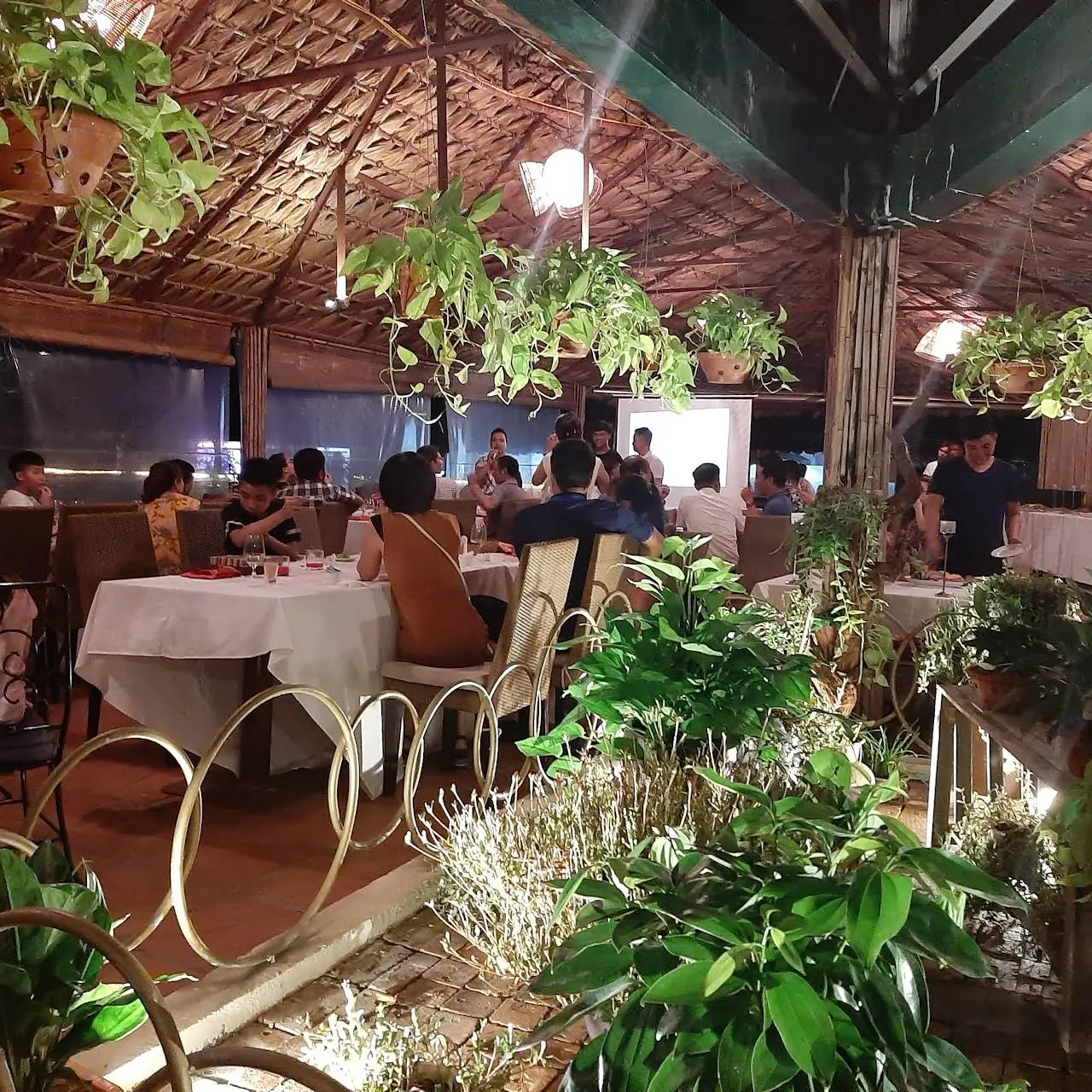 Thưởng thức ẩm thực tr&ecirc;n đảo Tuần ch&acirc;u tại nh&agrave; H&agrave;ng Vịnh C&aacute;t - Sandy Bay 7