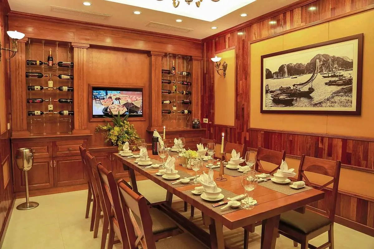 Tinh hoa ẩm thực biển quy tụ trong nh&agrave; h&agrave;ng ẩm thực L&agrave;ng ch&agrave;i Hạ Long 5