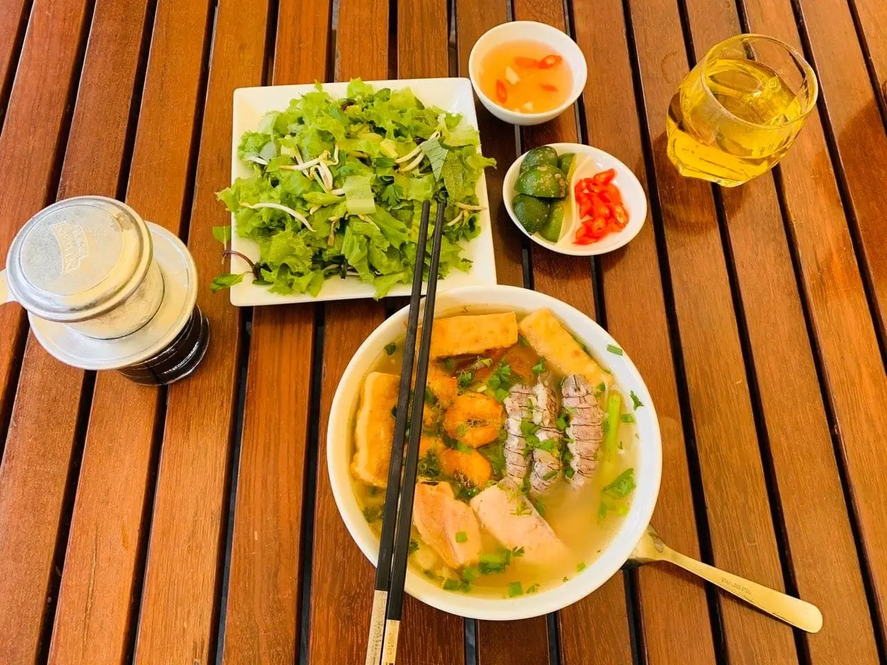 Tinh hoa ẩm thực biển quy tụ trong nh&agrave; h&agrave;ng ẩm thực L&agrave;ng ch&agrave;i Hạ Long 11