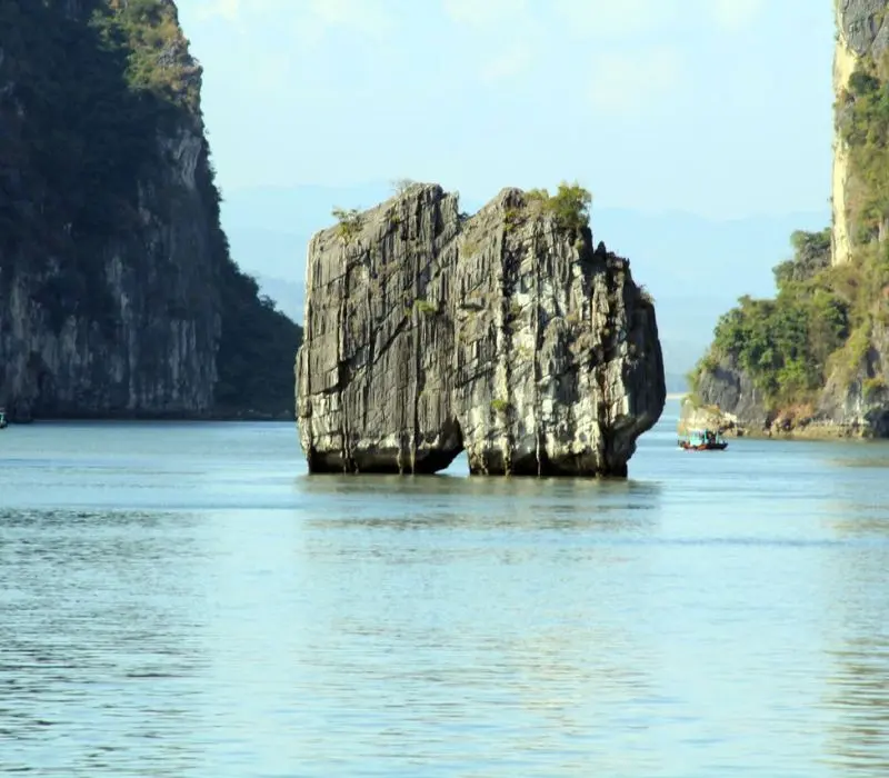 Chiêm ngưỡng tuyệt tác Hòn Đinh Hương trên vịnh Hạ Long