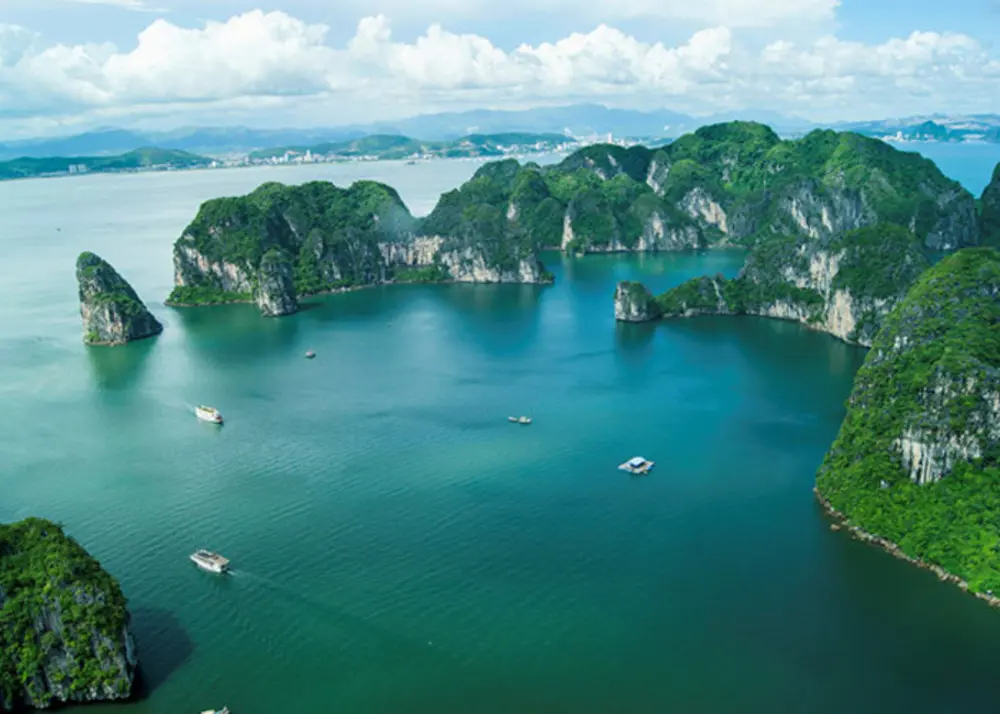 Du lịch Hạ Long - C&ugrave;ng Phạm Duy Long ngắm nh&igrave;n Hạ Long từ thủy phi cơ 3