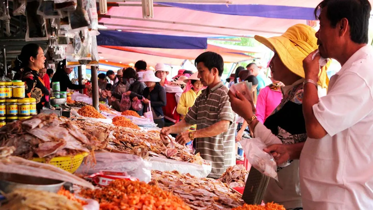 Kh&aacute;m ph&aacute; ẩm thực Hạ Long theo c&aacute;ch tiết kiệm chi ph&iacute; nhất 5