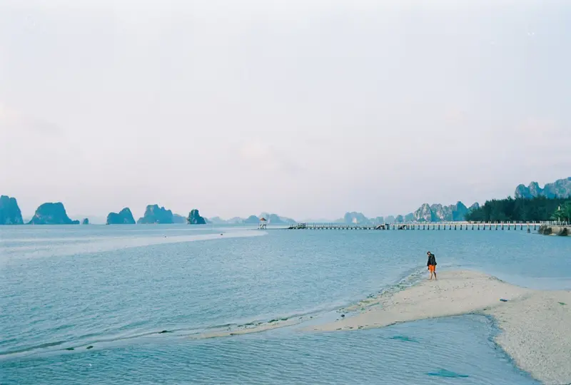 Kh&aacute;m ph&aacute; B&atilde;i D&agrave;i V&acirc;n Đồn, b&atilde;i biển hoang sơ v&agrave; thanh b&igrave;nh của Quảng Ninh 2