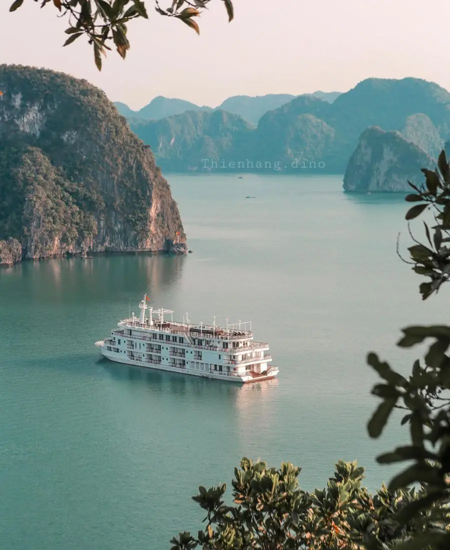 Kh&aacute;m ph&aacute; Vịnh Hạ Long đẹp qu&ecirc;n lối về c&ugrave;ng c&ocirc; n&agrave;ng Phan Hằng 2