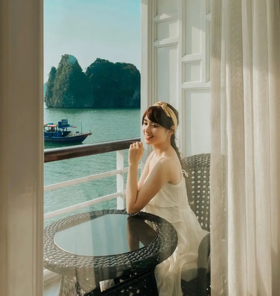 Kh&aacute;m ph&aacute; Vịnh Hạ Long đẹp qu&ecirc;n lối về c&ugrave;ng c&ocirc; n&agrave;ng Phan Hằng 5