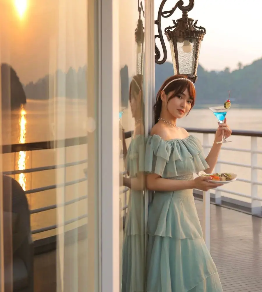 Kh&aacute;m ph&aacute; Vịnh Hạ Long đẹp qu&ecirc;n lối về c&ugrave;ng c&ocirc; n&agrave;ng Phan Hằng 6
