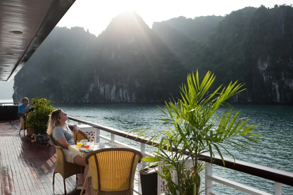 Review chi tiết chuyến đi du thuyền Hạ Long 2 ng&agrave;y 1 đ&ecirc;m 13