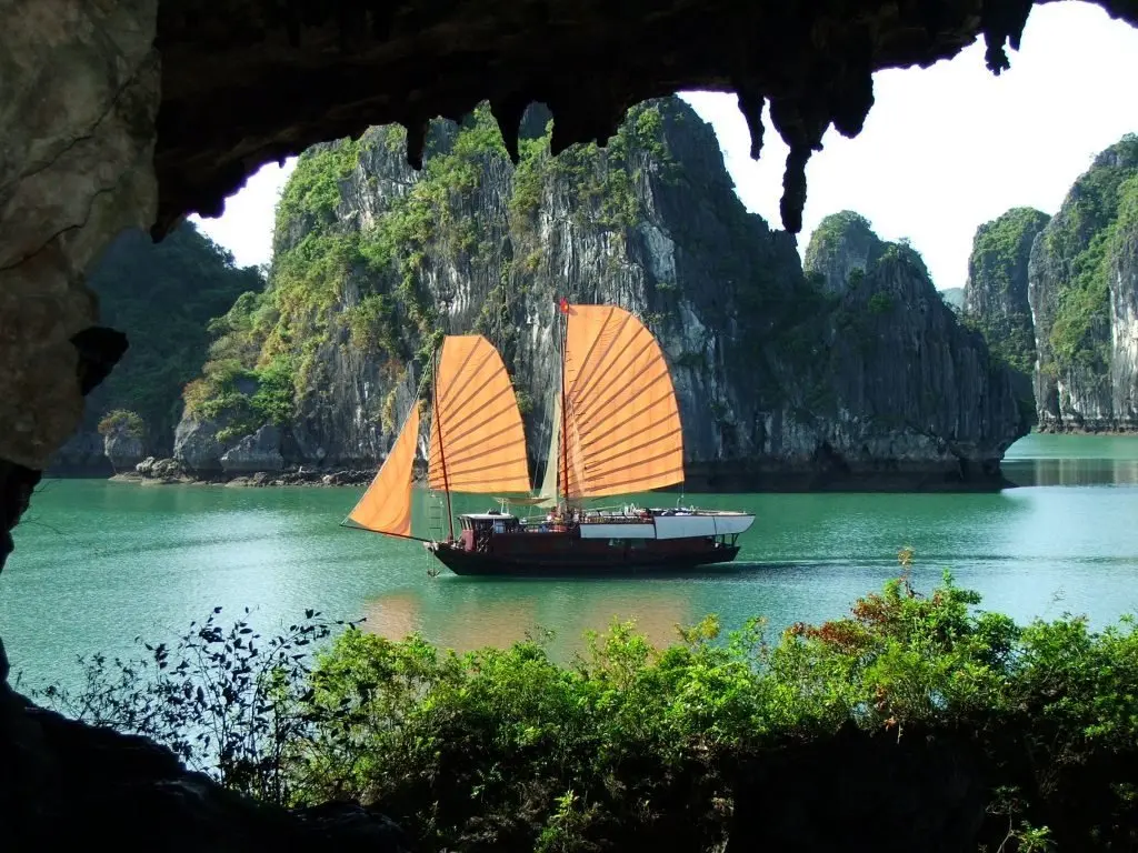 Review du lịch Hạ Long th&aacute;ng 4 c&oacute; g&igrave; đặc sắc? 6