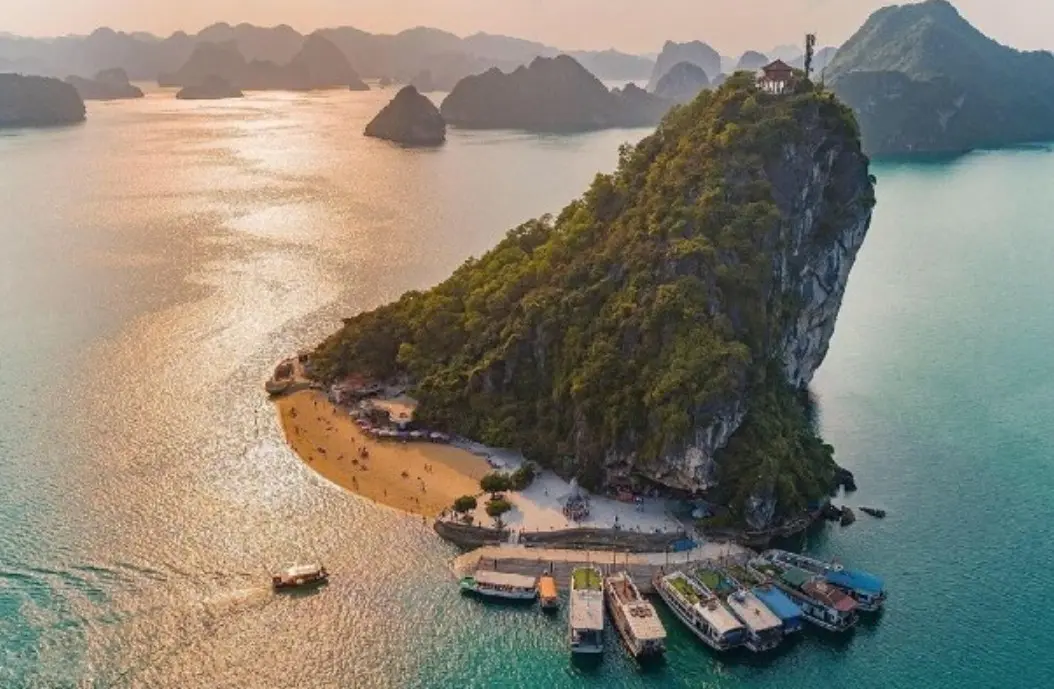 Triển ngay du lịch Vịnh Hạ Long trong ng&agrave;y cực th&uacute; vị 4