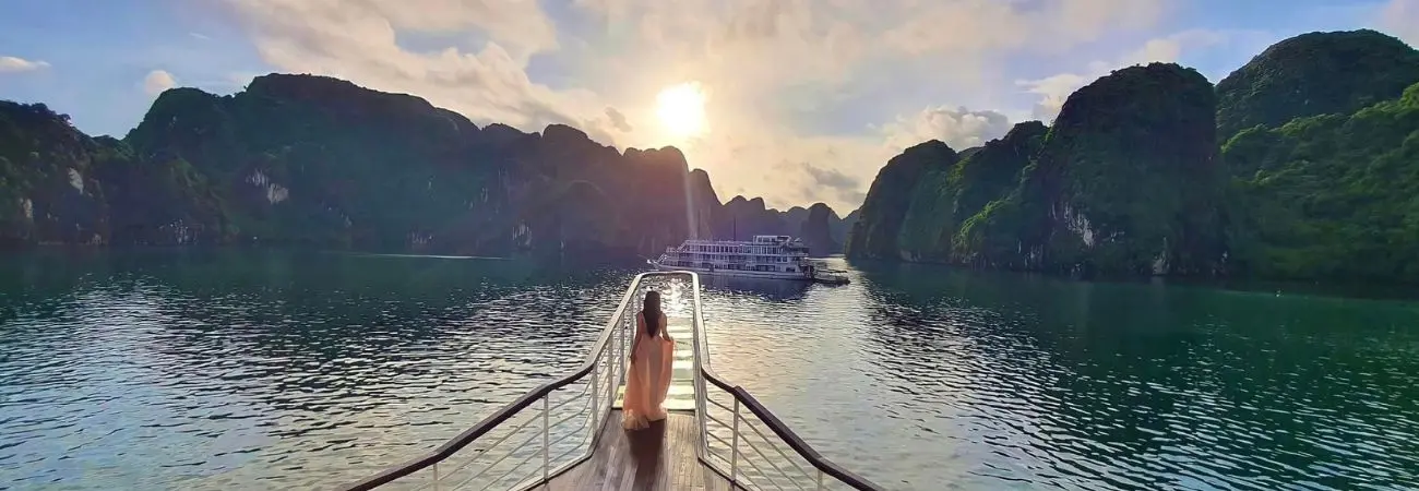Vịnh Hạ Long, một trong 10 địa điểm châu Á nhất định phải đến