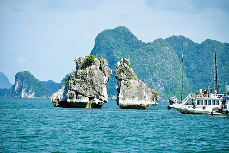 Một ng&agrave;y kh&aacute;m ph&aacute; Vịnh Hạ Long với nhiều trải nghiệm đ&aacute;ng nhớ 3