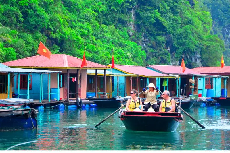 Thong dong trải nghiệm một ng&agrave;y kh&aacute;m ph&aacute; Vịnh Hạ Long 5