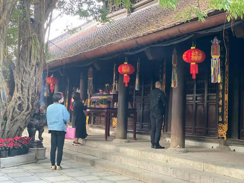 Cầu duy&ecirc;n tại ch&ugrave;a H&agrave; v&agrave; b&iacute; ẩn về lời đồn đi một về hai 4