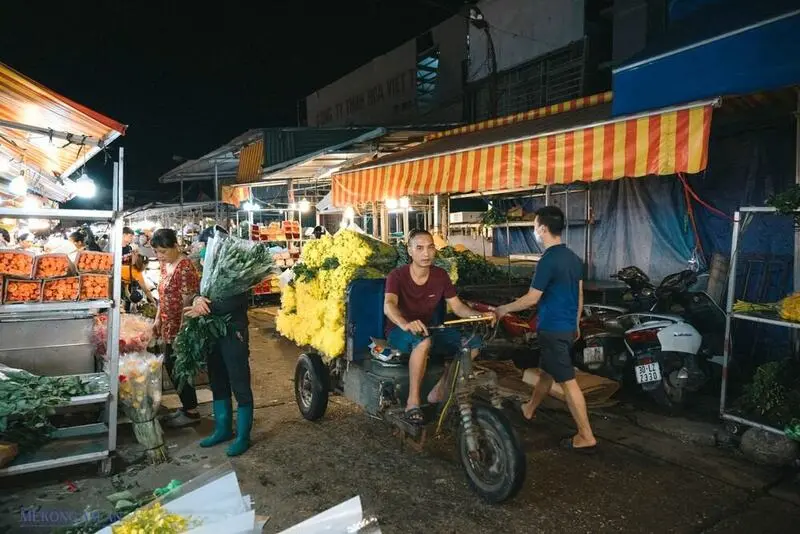 Chợ hoa Quảng An &Acirc;u Cơ: Thi&ecirc;n đường hoa đ&ecirc;m lớn nhất H&agrave; Nội 6