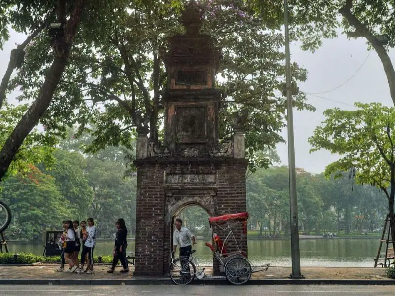 Ch&ugrave;a B&aacute;o &Acirc;n H&agrave; Nội: Dấu t&iacute;ch v&agrave;ng son b&ecirc;n Hồ Ho&agrave;n Kiếm 2