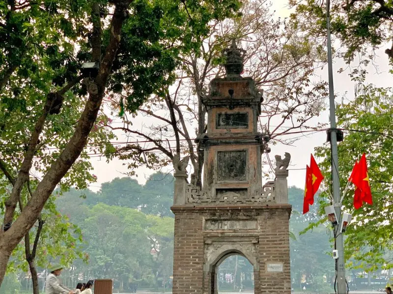 Ch&ugrave;a B&aacute;o &Acirc;n H&agrave; Nội: Dấu t&iacute;ch v&agrave;ng son b&ecirc;n Hồ Ho&agrave;n Kiếm 6