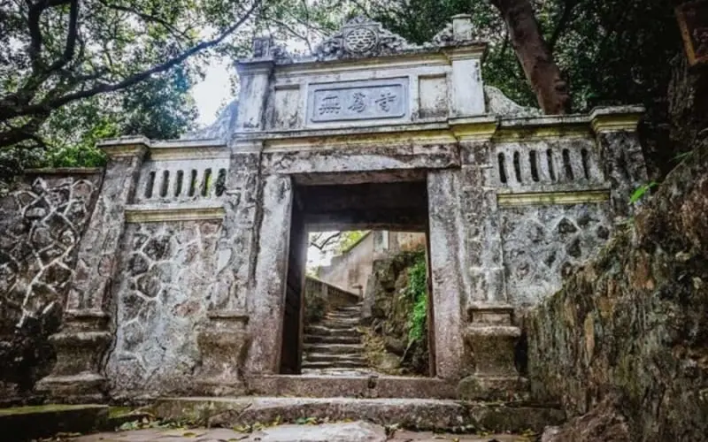 Ch&ugrave;a Trầm, di t&iacute;ch văn h&oacute;a ngự tr&ecirc;n ngọn n&uacute;i linh thi&ecirc;ng 2