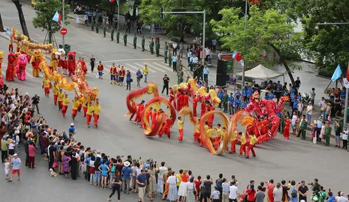 Dạo quanh phố đi bộ H&agrave; Nội tận hưởng kh&ocirc;ng gian tho&aacute;ng đ&atilde;ng 8