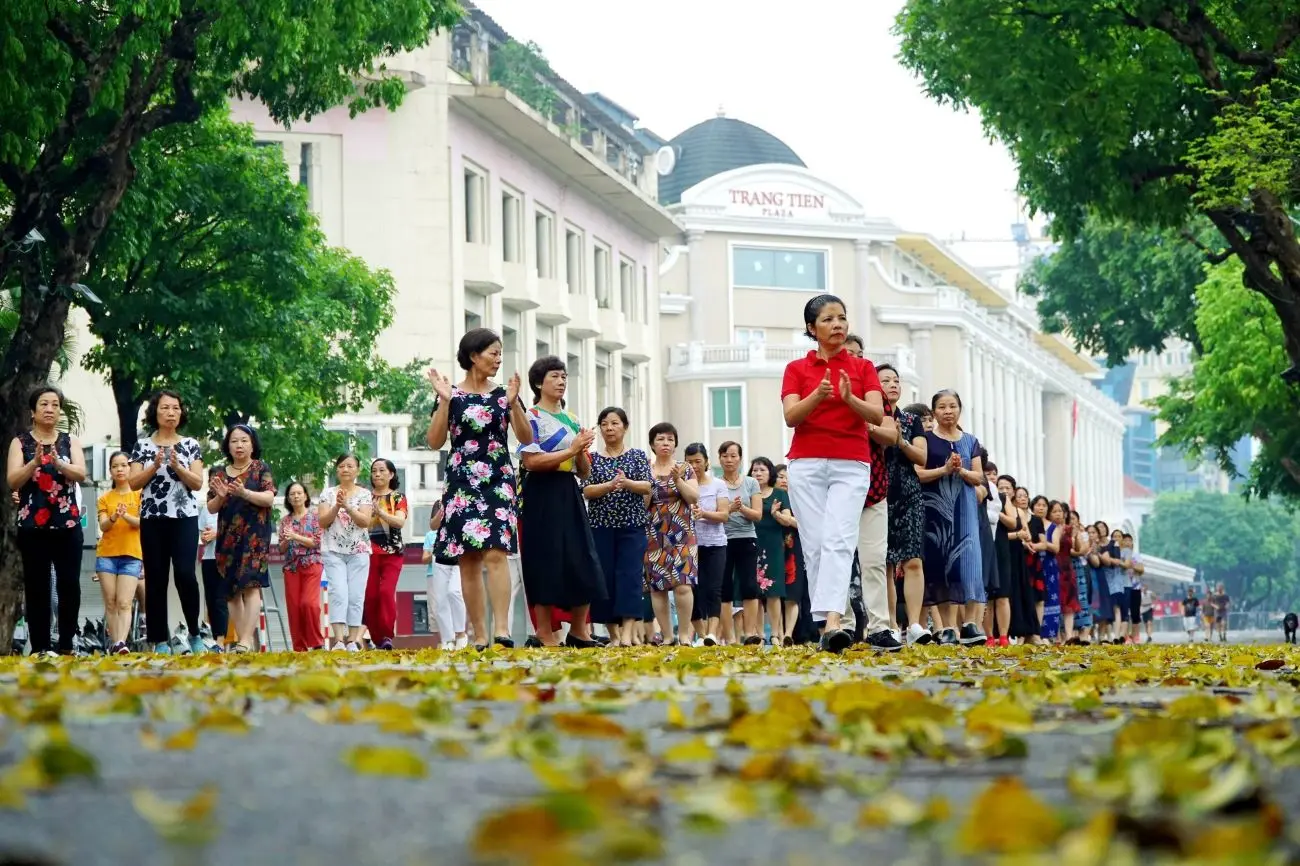 Dạo quanh phố đi bộ H&agrave; Nội tận hưởng kh&ocirc;ng gian tho&aacute;ng đ&atilde;ng 6