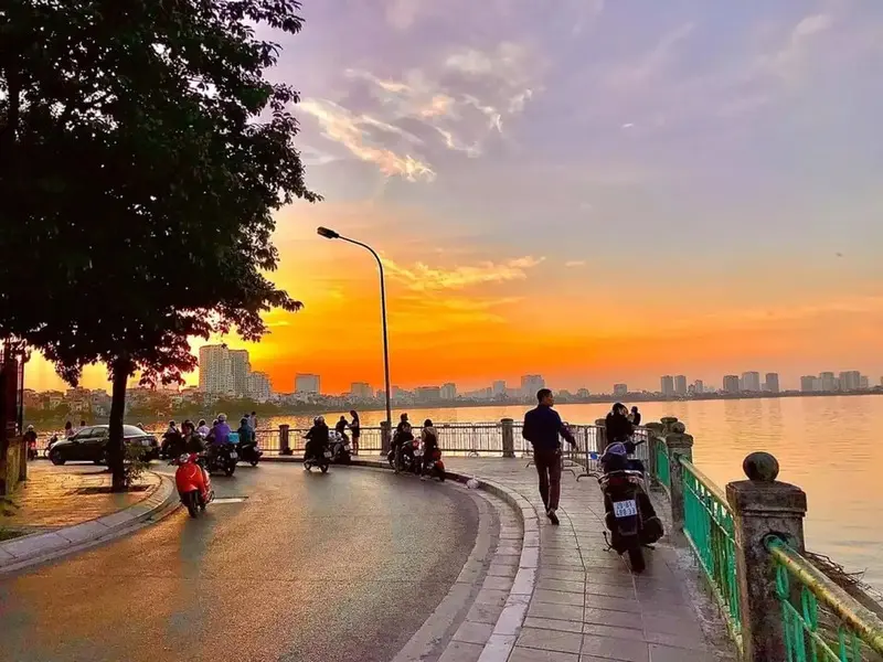 Đến Hồ T&acirc;y ngắm cảnh đẹp c&oacute; một kh&ocirc;ng hai giữa l&ograve;ng thủ đ&ocirc; 11