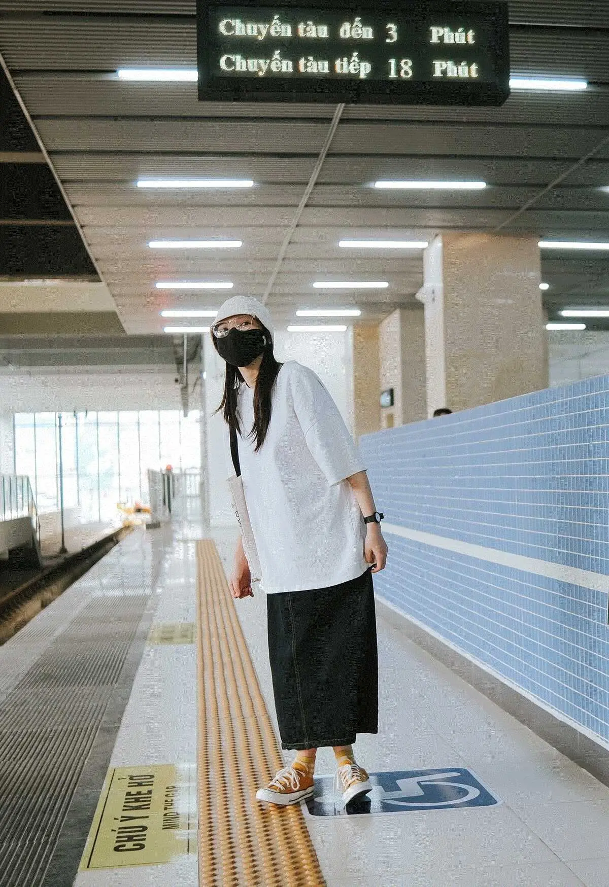 Giới trẻ l&ecirc;n đồ thi nhau sải bước tại Ga C&aacute;t Linh H&agrave; Nội 12