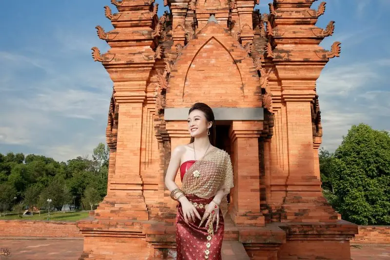 H&agrave;nh tr&igrave;nh kh&aacute;m ph&aacute; L&agrave;ng văn h&oacute;a c&aacute;c d&acirc;n tộc Việt Nam 8