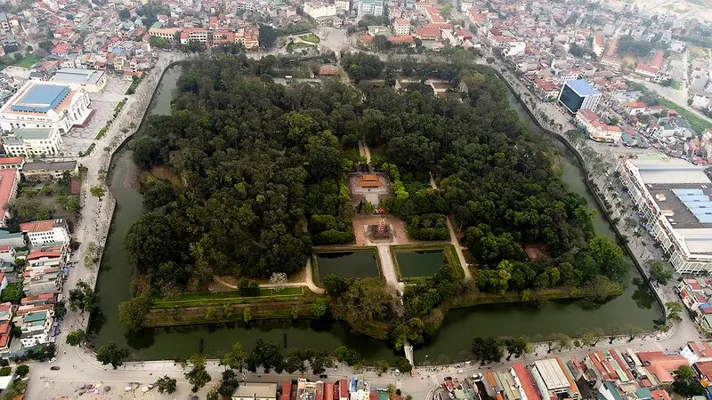 H&igrave;nh tr&igrave;nh kh&aacute;m ph&aacute; Th&agrave;nh cổ Sơn T&acirc;y bằng đ&aacute; ong duy nhất ở Việt Nam 2