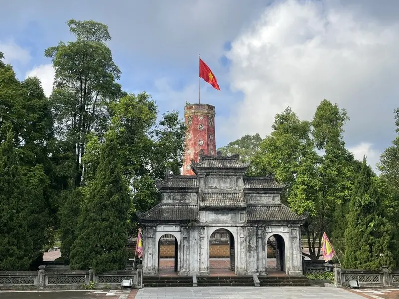 H&igrave;nh tr&igrave;nh kh&aacute;m ph&aacute; Th&agrave;nh cổ Sơn T&acirc;y bằng đ&aacute; ong duy nhất ở Việt Nam 6