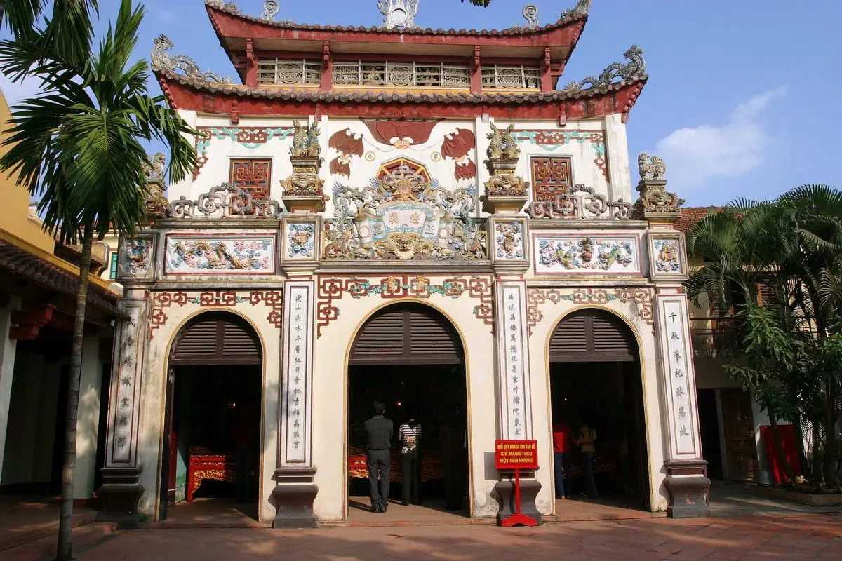 Kh&aacute;m ph&aacute; top 5 ng&ocirc;i ch&ugrave;a cầu duy&ecirc;n ở H&agrave; Nội 8