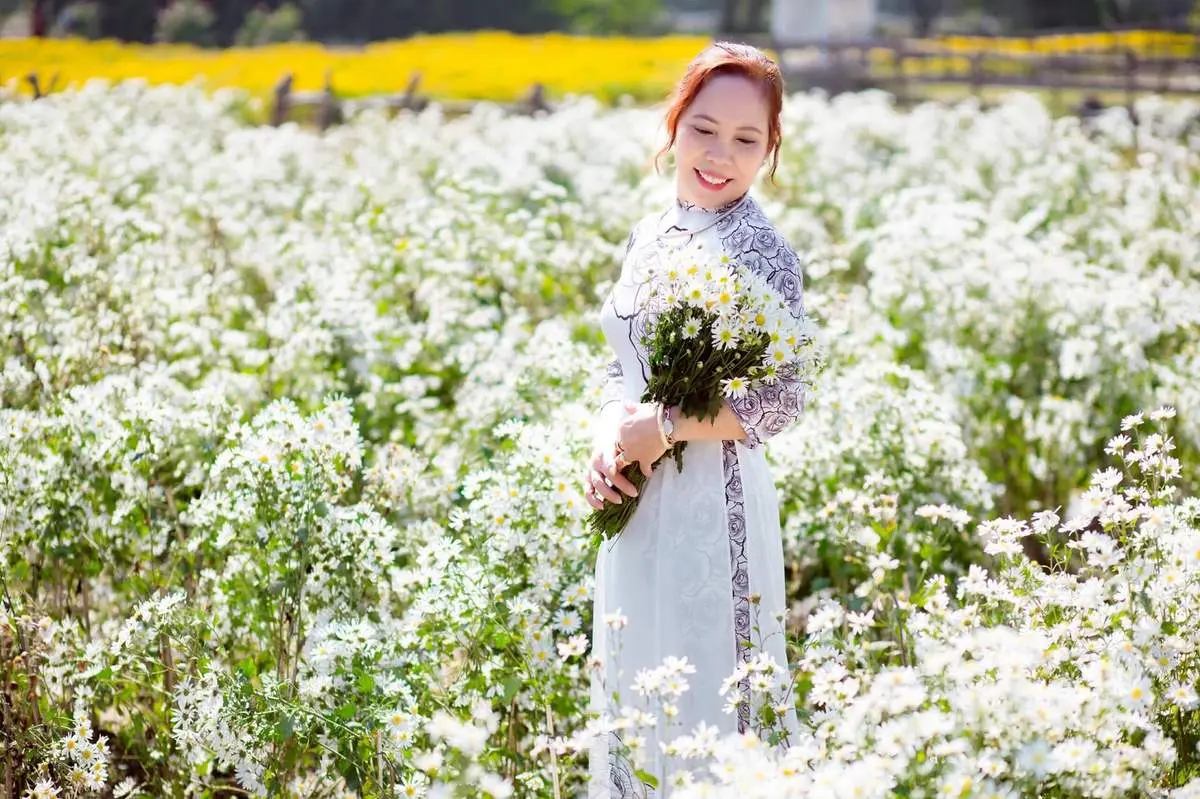Lạc giữa thảo nguy&ecirc;n hoa Long Bi&ecirc;n ngập tr&agrave;n sắc m&agrave;u 7