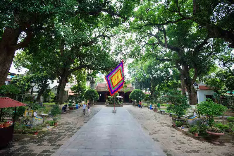 Linh thi&ecirc;ng đ&ecirc;̀n Quán Thánh trấn giữ ph&iacute;a Bắc th&agrave;nh Thăng Long 3
