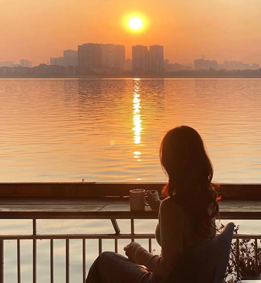 Ngắm ho&agrave;ng h&ocirc;n Hồ T&acirc;y, thưởng thức m&oacute;n qu&agrave; thi&ecirc;n nhi&ecirc;n cuối ng&agrave;y 11