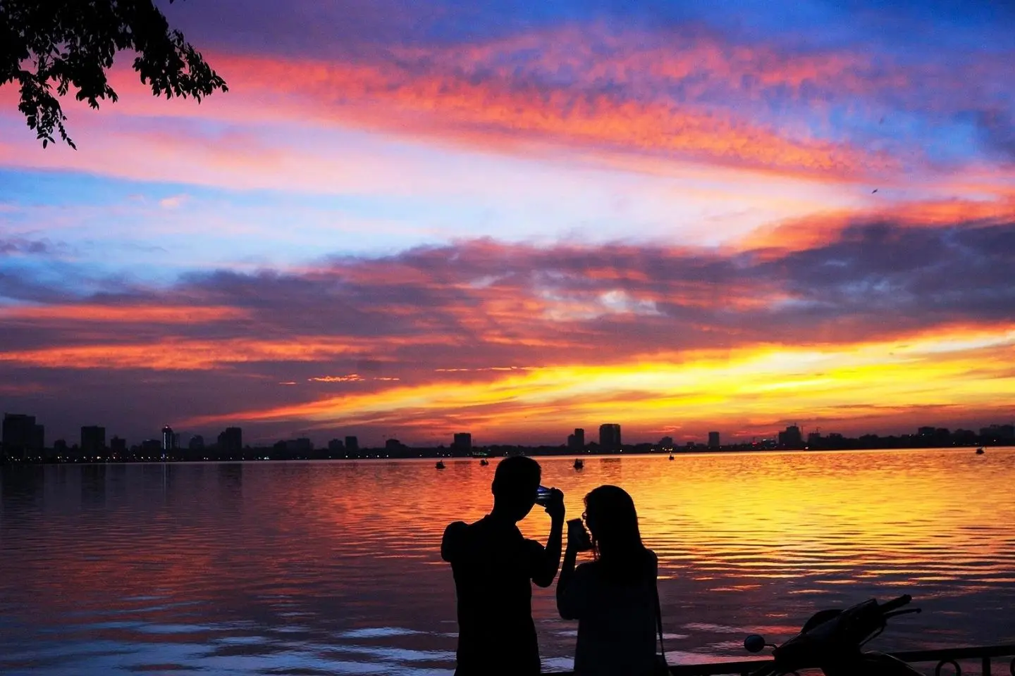 Ngắm ho&agrave;ng h&ocirc;n Hồ T&acirc;y, thưởng thức m&oacute;n qu&agrave; thi&ecirc;n nhi&ecirc;n cuối ng&agrave;y 7