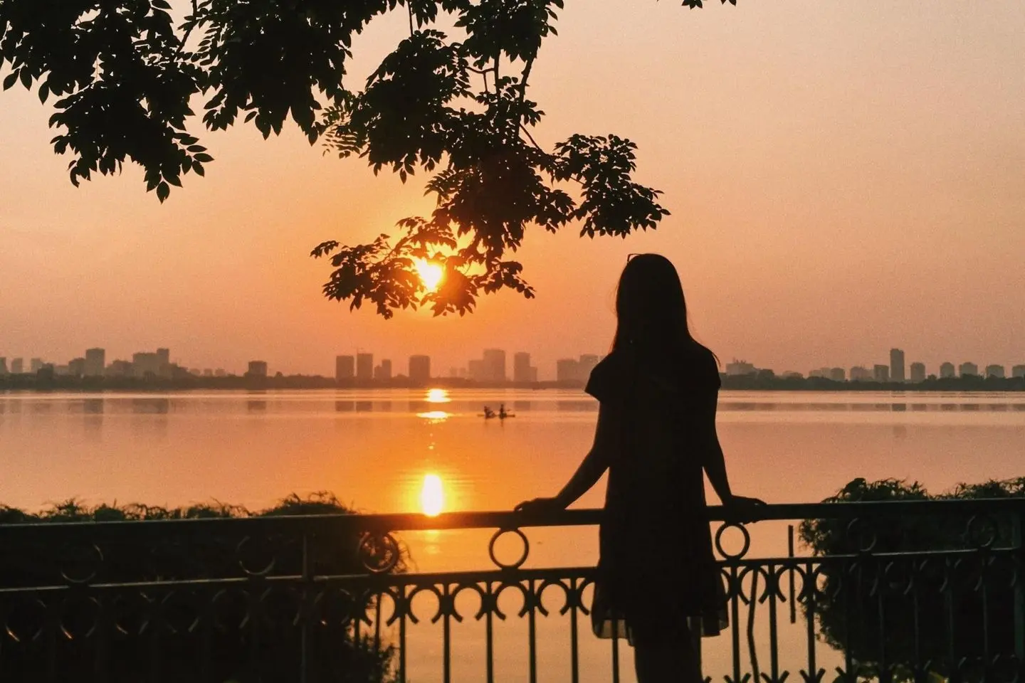 Ngắm ho&agrave;ng h&ocirc;n Hồ T&acirc;y, thưởng thức m&oacute;n qu&agrave; thi&ecirc;n nhi&ecirc;n cuối ng&agrave;y 8