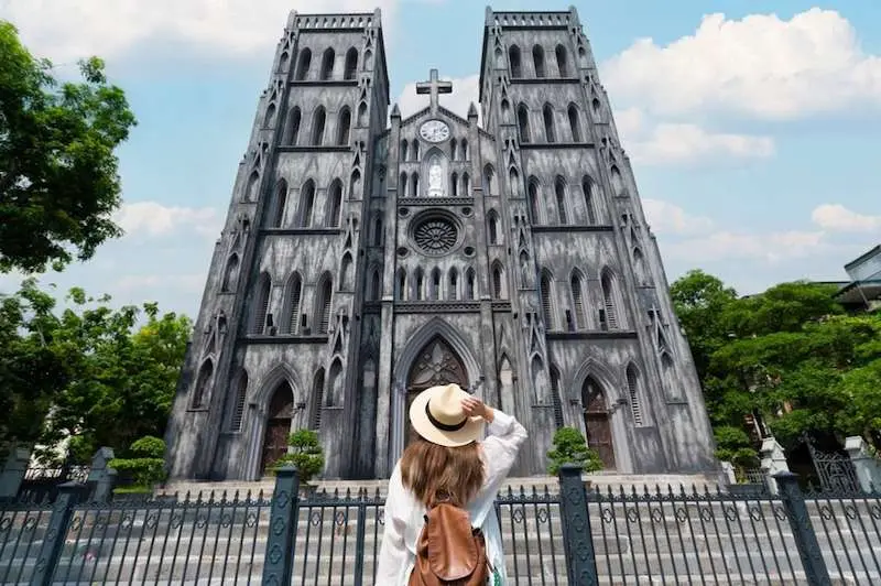 Nh&agrave; thờ lớn H&agrave; Nội với kiến tr&uacute;c Gothic nổi bật giữa l&ograve;ng thủ đ&ocirc; 13