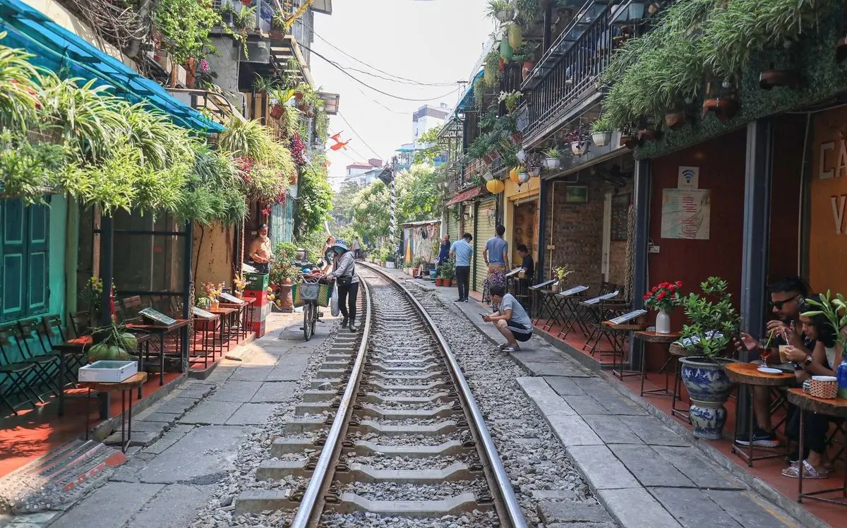 Phố b&iacute;ch họa Ph&ugrave;ng Hưng - Điểm check-in mới của giới trẻ H&agrave; Nội 8