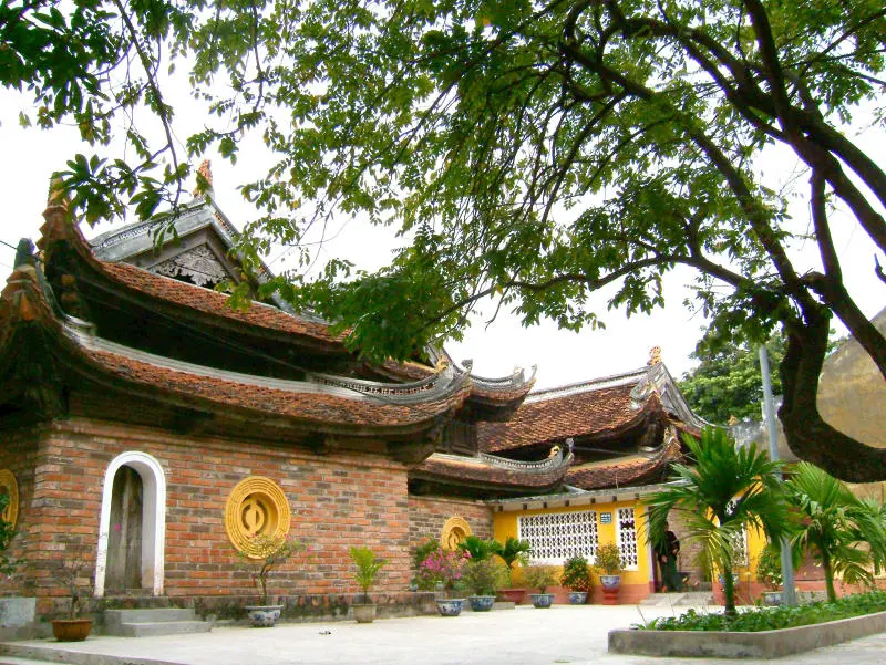 Tham quan ch&ugrave;a Kim Li&ecirc;n cổ k&iacute;nh, uy nghi giữa l&ograve;ng H&agrave; Nội 2