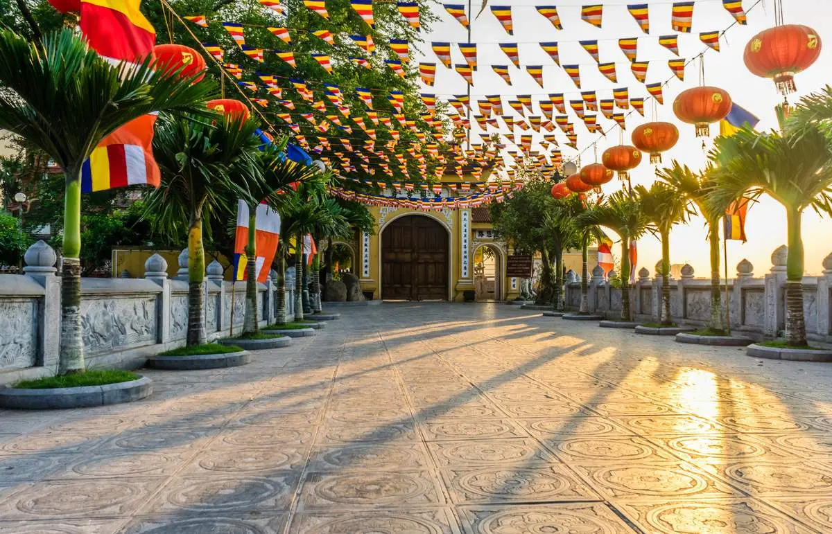 Tham quan ch&ugrave;a Trấn Quốc ng&agrave;n năm tuổi b&ecirc;n hồ T&acirc;y 3