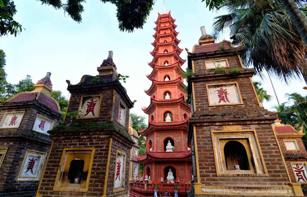 Tham quan ch&ugrave;a Trấn Quốc ng&agrave;n năm tuổi b&ecirc;n hồ T&acirc;y 10