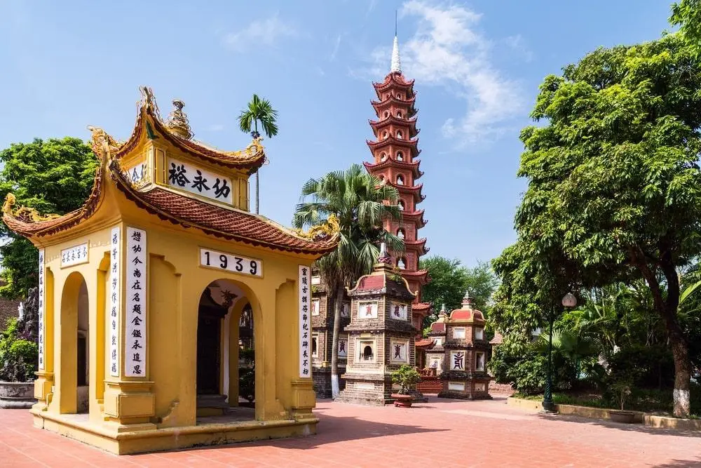 Tham quan ch&ugrave;a Trấn Quốc ng&agrave;n năm tuổi b&ecirc;n hồ T&acirc;y 17