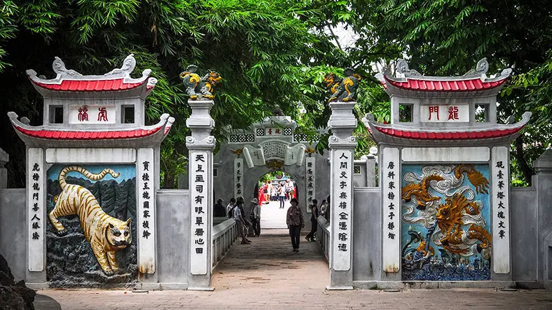 Tham quan đền Ngọc Sơn, chi&ecirc;m nghiệm vẻ đẹp t&acirc;m linh l&acirc;u đời 8