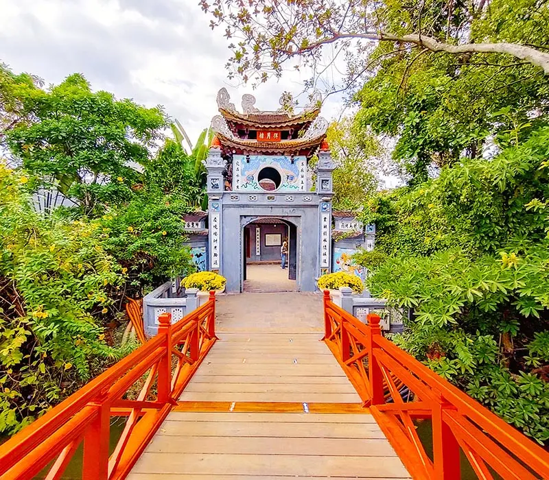 Tham quan đền Ngọc Sơn, chi&ecirc;m nghiệm vẻ đẹp t&acirc;m linh l&acirc;u đời 2