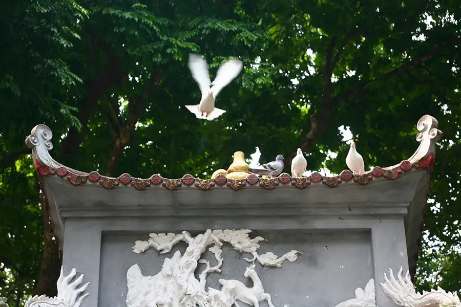Tượng đ&agrave;i Vua L&ecirc; Hồ Gươm, di t&iacute;ch lịch sử l&acirc;u đời giữa thủ đ&ocirc; 8